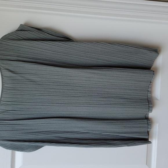 Woman's Top - Picture 2 of 2